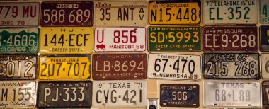 Arkaplan plakalarının bir araya getirilmesi.