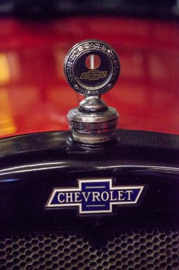 Kırmızı itfaiye aracı 1933 Chevrolet Muscle Car City 'de sergileniyor.