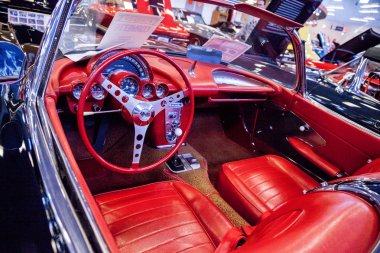 Siyah 1959 Chevrolet Corvette Muscl 'da sergileniyor.