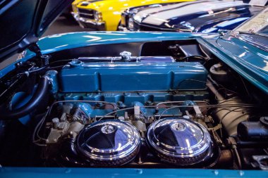 Mavi 1954 Chevrolet Corvette Roadster Muscle Ca 'da sergileniyor.