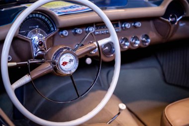 Mavi 1954 Chevrolet Corvette Roadster Muscle Ca 'da sergileniyor.