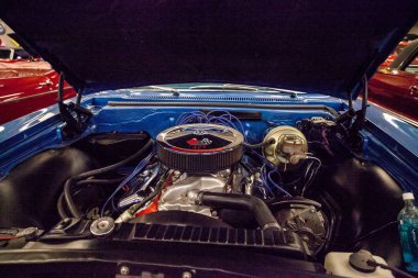 Mavi 1966 Chevrolet Impala Kaslı Araba Şehri ilham perisinde sergileniyor.