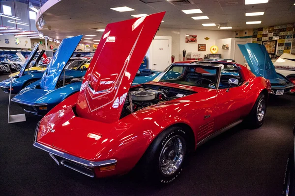 Rojo 1972 Chevrolet corbeta LT-1 convertible que se muestra en el Mu —  Fotos de Stock