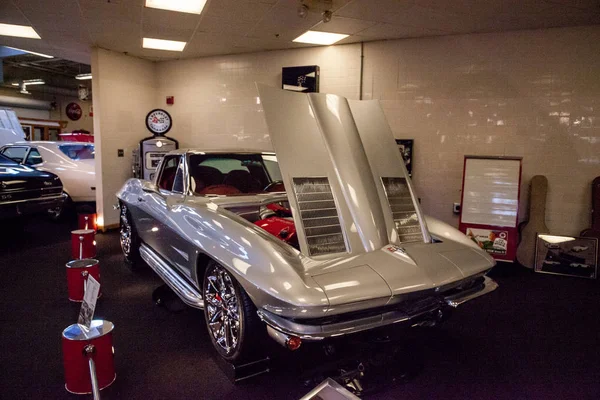 Silver 1963 Chevrolet Corvette Split Window Coupe displayed at t — Stock Photo, Image