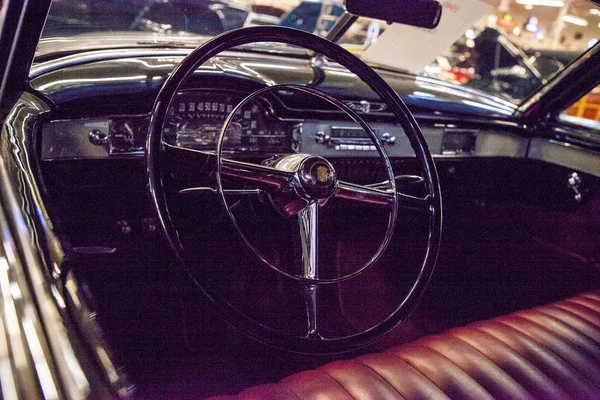 Tan 1949 Cadillac wystawiony w Muscle Car City Museum. — Zdjęcie stockowe