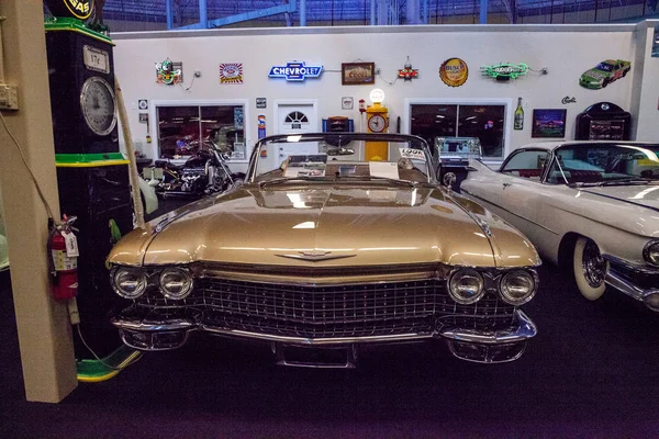 Ouro 1960 Cadillac Eldorado Biarritz exibido no Muscle Car — Fotografia de Stock