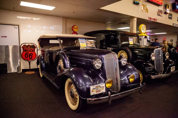 Mörkblå 1936 Chevrolet Phaeton visas på Muscle Car Cit — Stockfoto