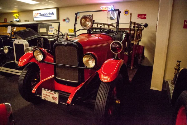 Camión rojo del fuego 1933 Chevrolet exhibido en la ciudad del coche del músculo m — Foto de Stock