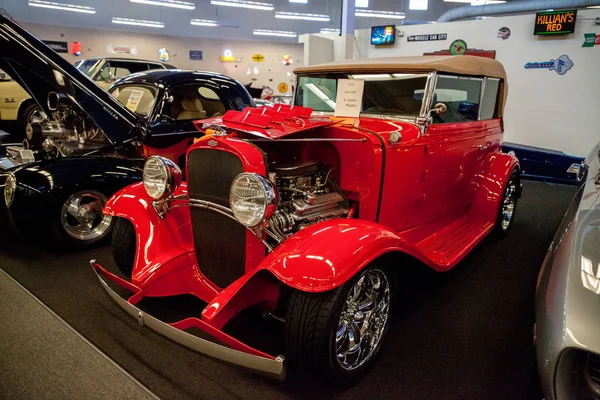 Röd 1932 Chevrolet Landau Phaeton visas på Muscle Car Ci — Stockfoto