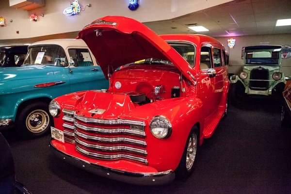 Vermelho 1949 Chevrolet Suburban exibido no Muscle Car City mus — Fotografia de Stock