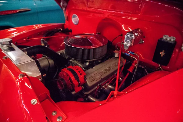 Red 1949 Chevrolet Suburban выставлена на выставке Muscle Car City mus — стоковое фото