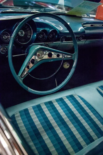 Azul 1961 Chevrolet Bel Air conversível exibido no músculo — Fotografia de Stock