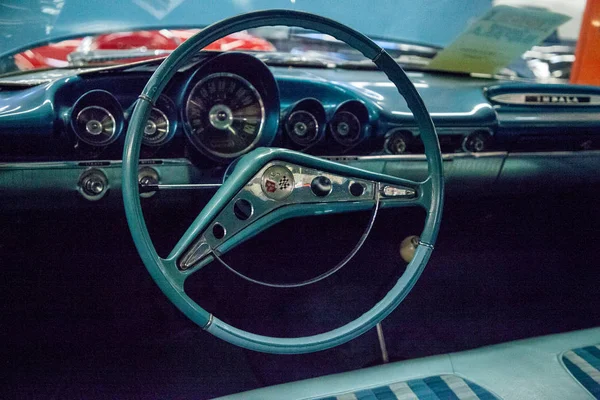 Azul 1961 Chevrolet Bel convertible de aire exhibido en el músculo — Foto de Stock