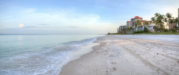 Vanderbilt Beach Vid Soluppgången Med Ett Lugnt Hav Och Byggnader — Stockfoto