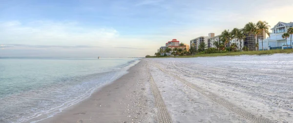 Plage Vanderbilt Lever Soleil Avec Océan Calme Des Bâtiments Long — Photo