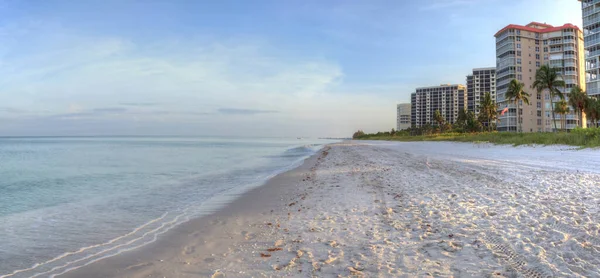 Vanderbilt Beach Sunrise Calm Ocean Buildings White Sand Naples Florida — Stock Photo, Image