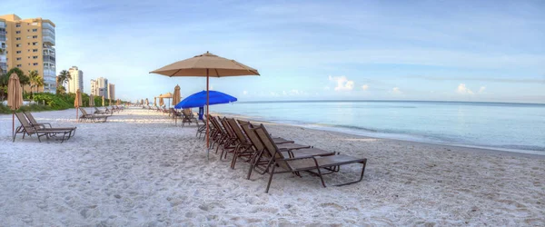 Umbrellas Chairs Vanderbilt Beach Sunrise Calm Ocean Buildings White Sand — Stock Photo, Image
