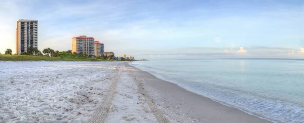 Vanderbilt Beach Bei Sonnenaufgang Mit Einem Ruhigen Meer Und Gebäuden — Stockfoto