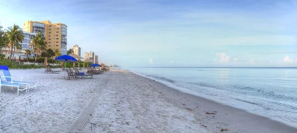 Paraplyer Och Stolar Vanderbilt Beach Vid Soluppgången Med Ett Lugnt — Stockfoto