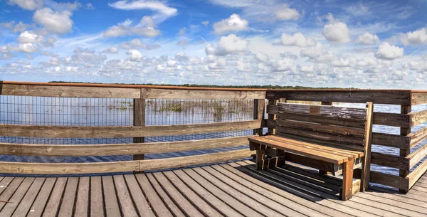 Paseo Marítimo Con Bancos Con Vistas Pantano Inundado Del Parque — Foto de Stock