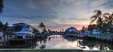 Gün batımında Napoli, Florida 'daki Vanderbilt Sahili' nin yanındaki okyanusa açılan su yolu..