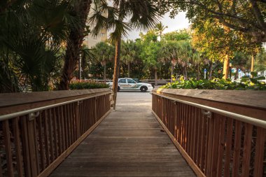 26 Temmuz 2020 - Napoli, Florida: Collier County Şerif arabası Napoli, Florida 'daki Vanderbilt Sahili girişinin önüne park edildi.