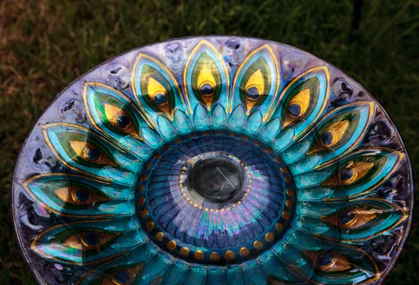 Peacock Fond Plaque Motifs Avec Verre Violet Jaune — Photo