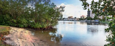 Altın saat Mavi gökyüzü ve bulutlar Vanderbilt Kanalı 'nın üzerinde Delnor-Wiggins yakınlarındaki State Park ve Wiggins Geçidi, Napoli, Florida