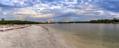 Florida, Bonita Springs 'teki Yalınayak Sahili açıklarında karanlık bir gökyüzü.