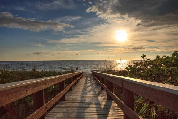 Boardwalk, Florida 'daki Bonita Springs' teki Yalınayak Sahili 'nin beyaz kumsalına gidiyor.