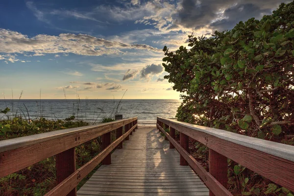Boardwalk Vede Dolů Bílý Písek Pláže Bosonožka Bonita Springs Florida — Stock fotografie