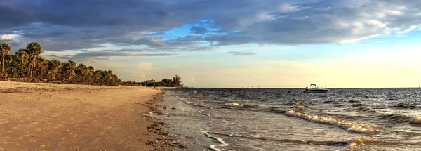 Boot Auf Dem Wasser Vor Barefoot Beach Unter Dunklem Himmel — Stockfoto