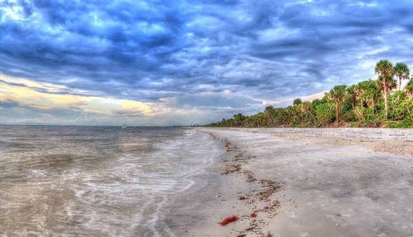 Темное Небо Над Водами Пляжа Босоногих Бонита Спрингс Флорида — стоковое фото