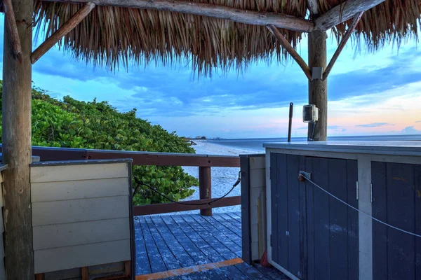 Tiki Hut Boardwalk Leads White Sand Barefoot Beach Bonita Springs — Stock Photo, Image