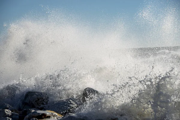 Tempesta Con Onde Che Infrangono Sulle Rocce — Foto Stock