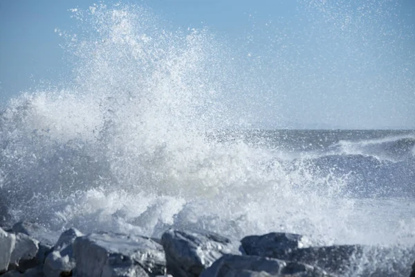Καταιγίδα Κύματα Συντρίβονται Στα Βράχια — Φωτογραφία Αρχείου