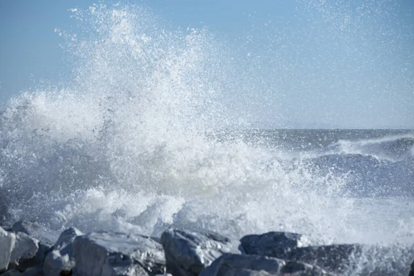 Tempesta Con Onde Che Infrangono Sulle Rocce — Foto Stock