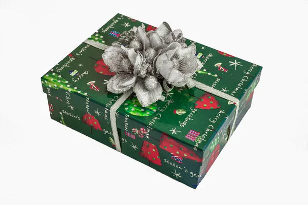 Yeşil Noel kutusu gümüş kurdeleyle kapatıldı