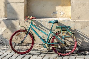 Duvar tarafından terk edilmiş bir bisiklet