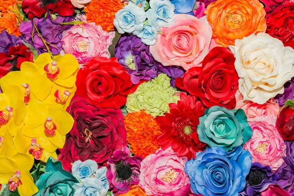 Krásné Barevné Umělé Květiny Pozadí Dekorem Květin — Stock fotografie