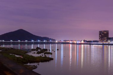 Gece kiso nehri ile inuyama şehir manzarası Manzara.
