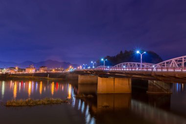 Gece kiso nehri ile köprü manzara.