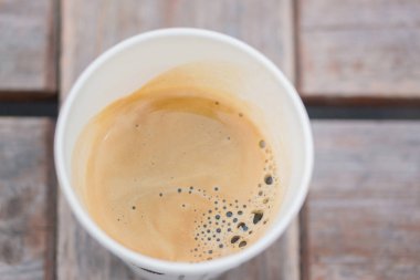 Kahve köpük dokusu üst görünümünde fincan yakın.