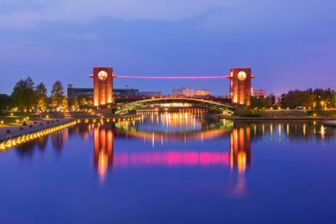 Alacakaranlık zamanında güzel mimari bina ve renkli köprü, toyama japonya, gece Toyama şehir dönüm noktası.