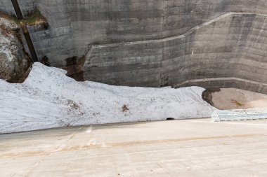 Kurobe barajı altında, Tateyama Kurobe Alp rota Murodo Daira bir parçası, Japonya