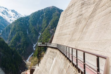 Tateyama Kurobe Alpine Route'da Kurobe barajı, Ilkbaharda Japonya.