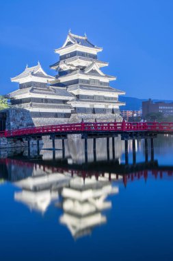Matsumoto şehir nagano Japonya su güzel yansıması ile gece Matsumoto kale (Matsumoto-jo) tarihi dönüm noktası.