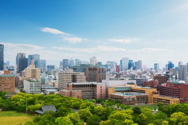 Cityscape ve Japonya 'da Osaka şehir silueti, Osaka Kalesi görünümü.