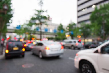 Yol üzerinde araba ile soyut bulanık arka plan, kavramı trafik taşıma arka plan.