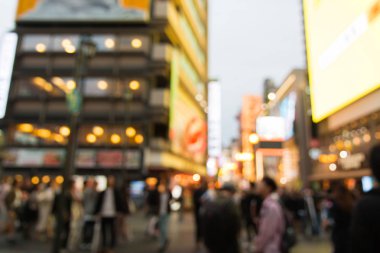 Namba District, Osaka-Japonya Dotonbori yolu bulanık insanlar ve alışveriş merkezi ile soyut arka plan.